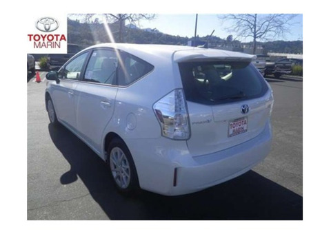 2014 Toyota Prius v Five